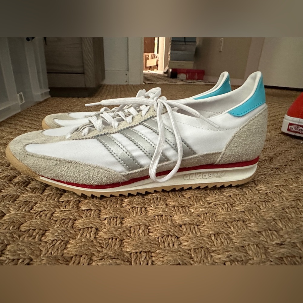 Rare retro adidas worn once LIKE NEW